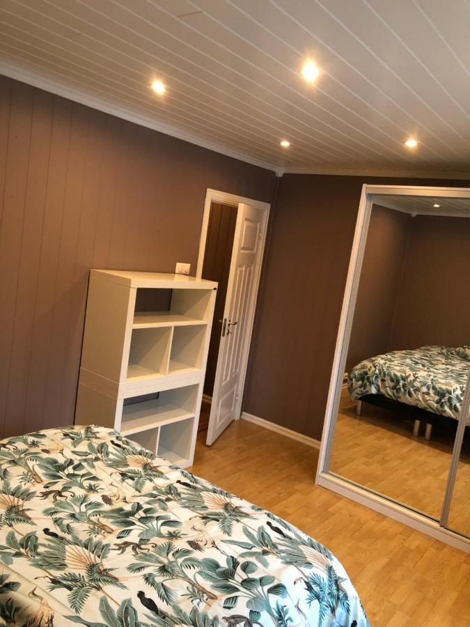 Den Gule Huset Apartamento Lyngdal Exterior foto