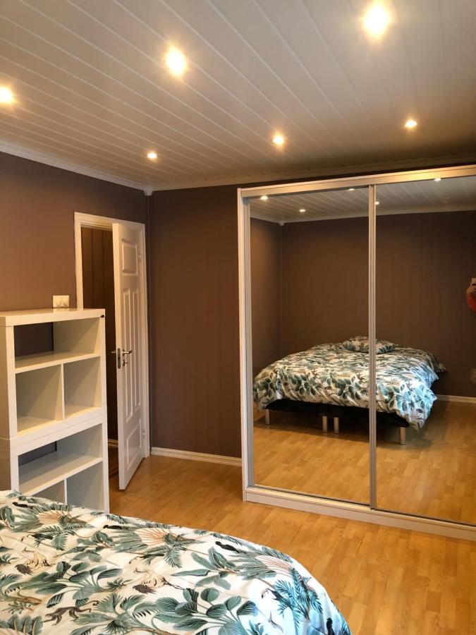 Den Gule Huset Apartamento Lyngdal Exterior foto