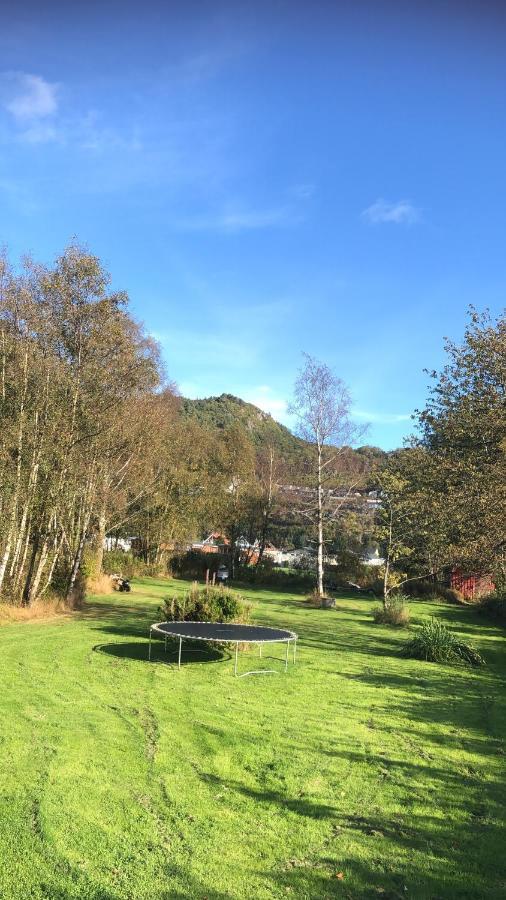 Den Gule Huset Apartamento Lyngdal Exterior foto