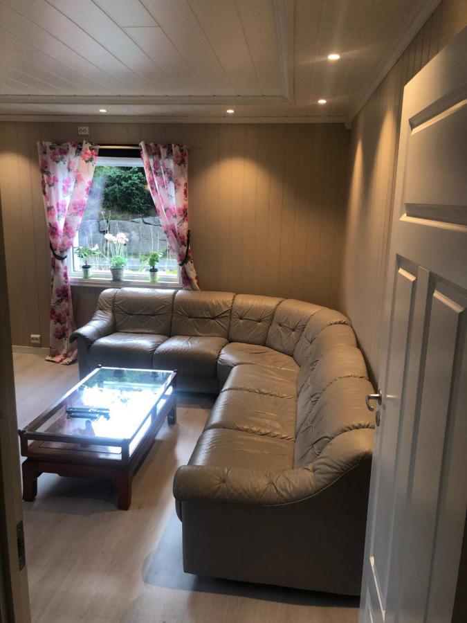 Den Gule Huset Apartamento Lyngdal Exterior foto