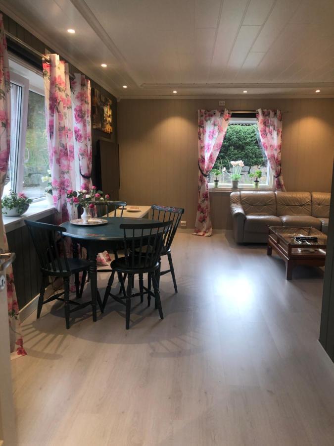 Den Gule Huset Apartamento Lyngdal Exterior foto